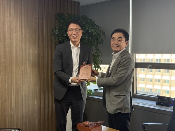 ▲이월무 신임 수석부회장(왼쪽)과 장영호 한국부동산마케팅협회 회장. ⓒ한국부동산마케팅협회