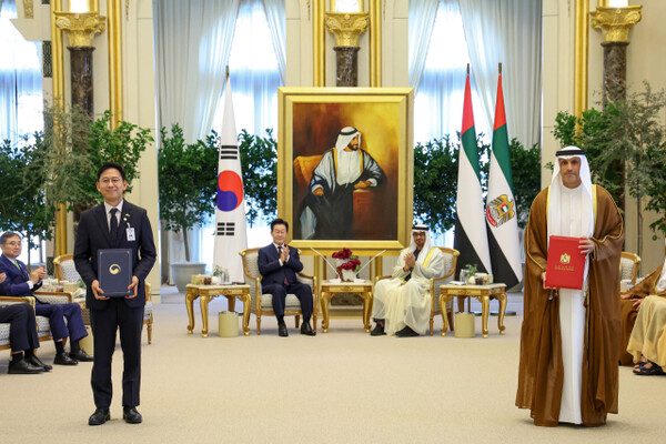 ▲배경훈 부총리 겸 과학기술정보통신부 장관과 아랍에미리트(UAE) 칼둔 아부다비 행정청장이 18일(현지시간) 아부다비 대통령궁에서 이재명 대통령과 무함마드 빈 자이드 알 나흐얀 UAE 대통령이 참석한 가운데 전략적 AI 협력 프레임워크 MOU를 체결한 뒤 기념촬영을 하고 있다. ⓒ대한민국 정부