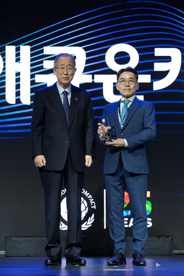 ▲지난 20일 서울 용산구 그랜드 하얏트 서울에서 열린 ‘2025 코리아 리더스 서밋’ 행사에서 애큐온캐피탈 이혁수 경영전략부문장(오른쪽)과 반기문 제8대 UN 사무총장 겸 UNGC 명예회장이 기념사진을 촬영하고 있다. ⓒ애큐온캐피탈