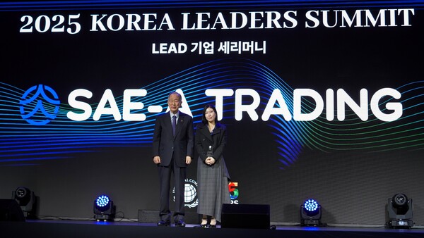 ▲김세라 세아상역 부사장(사진 오른쪽)이 UNGC 한국협회 반기문(前 UN 사무총장) 명예회장과 기념 촬영을 하고 있다. ⓒ글로벌세아