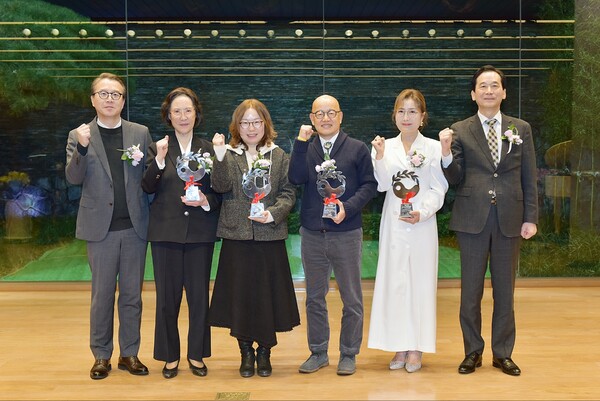 ▲사진 왼쪽부터 김동일 서울대 평생교육원장(심사위원장), 캐서린 한 한국NVC센터 고문(참사람육성 부문), 정채민 어린이날다 사회적협동조합 이사장(미래혁신 부문), 김태곤 송악마을교육네트워크 오늘 대표(평생교육 부문), 김영래 신일중 교사(창의인재육성 부문), 최화정 교보교육재단 이사장. ⓒ교보생명