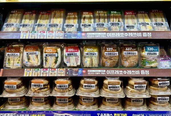 ▲'시선강탈버거'와 투명패키지 '샌드위치'. 이마트24가 지난 9월 신세계푸드와 협업해 선보인 시선강탈버거 시리즈 2종은 버거 매출 1·2위 기록했다. ⓒ이마트24