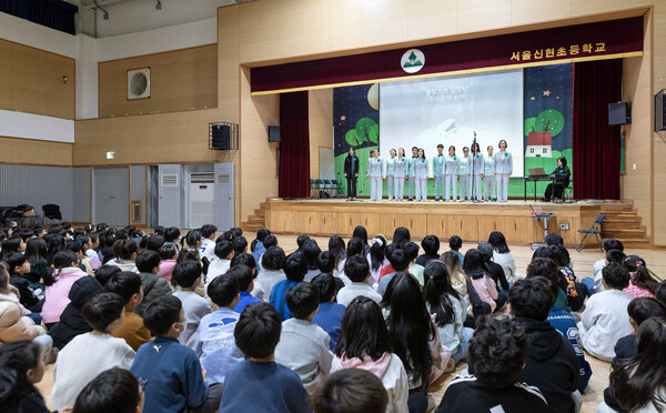 ▲코웨이 물빛소리 합창단이 지난 19일 신현초등학교에서 합창 공연·장애 인식 개선 교육을 진행했다. ⓒ코웨이