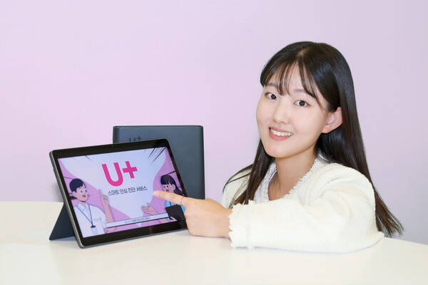 ▲LG유플러스가 보안 기능을 강화한 ‘스마트 안심 진단 서비스’의 지원 단말을 태블릿PC까지 확대했다. 사진은 LG유플러스 직원이 스마트 안심 진단 서비스를 소개하고 있는 모습. ⓒLG유플러스