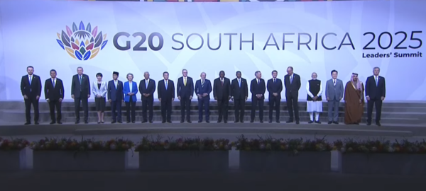 ▲이재명 대통령(오른쪽에서 3번째)이 남아프리카공화국에서 열린 G20회의에 참여한 주요 20개국 정상들과 기념사진을 촬영하고 있다. ⓒ남아프리카공화국의 국영 텔레비전방송 SABC뉴스 유튜브 채널