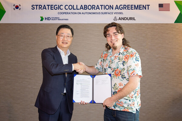 ▲최근 서울 중구 웨스틴 조선호텔에서 HD현대중공업 주원호 사장(사진 왼쪽)과 안두릴 팔머 럭키 공동 설립자가 ASV 설계 및 건조계약을 체결하는 모습. ⓒHD현대