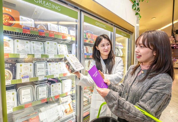 ▲경기 성남시에 위치한 현대백화점 판교점 지하1층 현대식품관에서 현대그린푸드 영양사가 '세이프티 스코어'가 적용된 가공식품을 고객에게 안내해주고 있는 모습. ⓒ현대백화점그룹