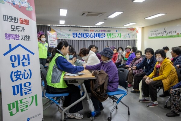 ▲가스공사 직원들이 산불 피해 지역 주민을 대상으로 의료 지원 등의 봉사활동을 하고 있다. ⓒ 한국가스공사