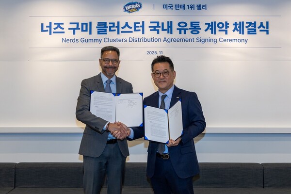 ▲서울 종로구에 위치한 매일유업 본사에서 미국 제과기업 페라라 캔디 컴퍼니(Ferrara Candy Company)와 협력해 미국 캔디 시장 1위 브랜드 ‘너즈(NERDS)’의 국내 독점 유통계약을 맺는 체결식을 진행했다. 페라라 캔디 컴퍼니(Ferrara Candy Company)의 Guillaume Simon 해외사업총괄(Chief International Officer)과 매일유업 곽정우 대표가 체결식 기념 사진을 촬영하고 있다. ⓒ매일유업