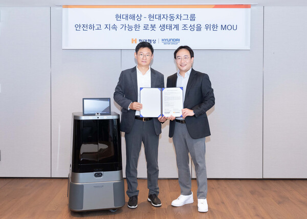 ▲24일 현대해상 본사 10층에서 현대해상 기업보험부문장 윤의영 전무(왼쪽)와 현대차·기아 로보틱스랩장 현동진 상무(오른쪽)는 업무협약을 맺고 기념촬영을 하고 있다. ⓒ현대해상