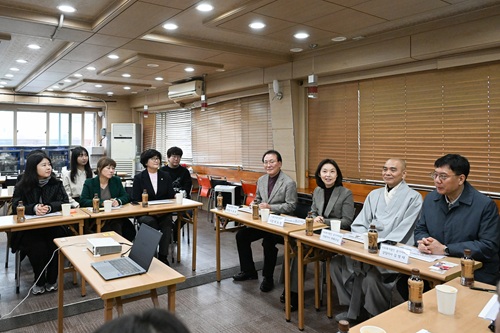 ▲최호정 서울시의회 의장이 어르신 돌봄시설 운영 현황 청취 중이다. ⓒ서울시의회