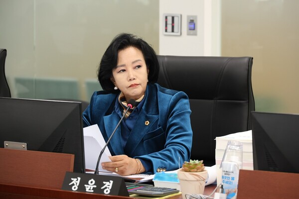 ▲정윤경 경기도의회 부의장이 축산동물복지국 2026년 본예산 심의에서 발언하고 있다. ⓒ경기도의회