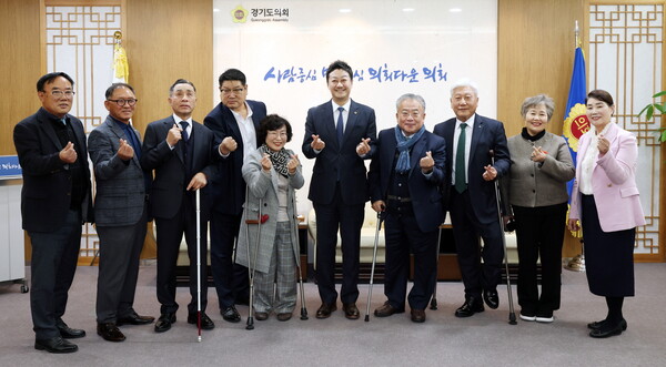 ▲김진경 경기도의회 의장이 정담회 관계자들과 기념촬영을 하고 있다. ⓒ경기도의회