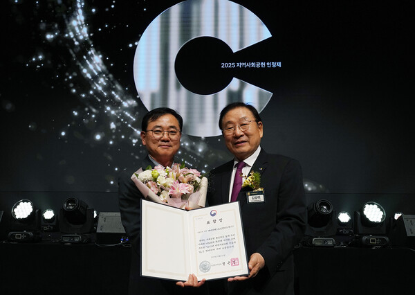 ▲HS효성첨단소재가 7년 연속 ''지역사회공헌 인정기업''으로 선정됐다. 왼쪽부터 최형식 HS효성 커뮤니케이션실 상무, 김성이 한국사회복지협의회장. ⓒHS효성