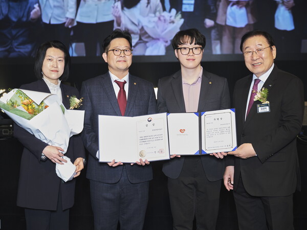 ▲한화생명 임직원과 사회복지협의회 회장 김성이 회장(오른쪽 첫번째)이 기념촬영을 하고 있다. ⓒ한화생명