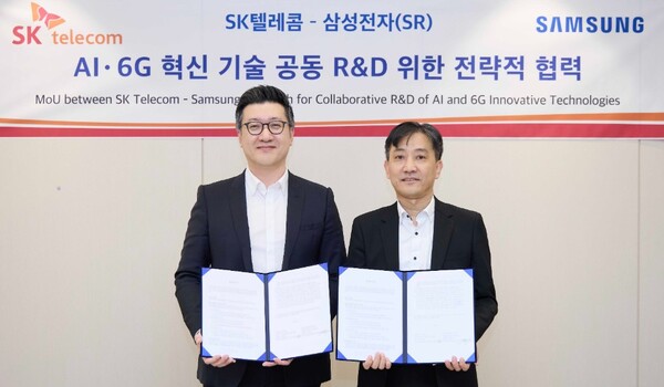 ▲류탁기 SKT 네트워크기술담당(왼쪽)과 정진국 삼성리서치 차세대통신연구센터장이 협약식에서 사진을 찍고 있다. ⓒSK텔레콤