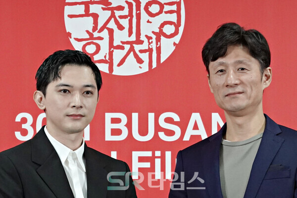 ▲제30회 부산국제영화제 갈라 프레젠테이션 초청작 '국보' 기자회견에 참석한 요시자와 료(왼쪽)와 이상일 감독. ⓒ심우진 기자