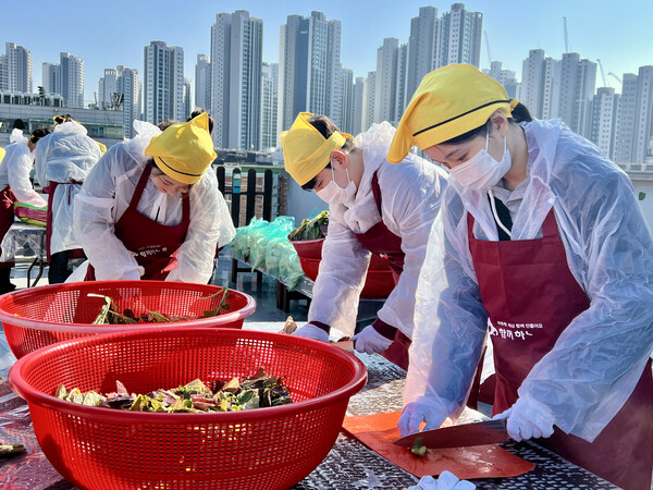 ▲세아상역 임직원들이 채소를 손질하는 모습. ⓒ글로벌세아그룹