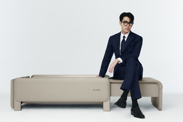 ▲코웨이가 식품의약품안전처 인증을 획득한 의료기기 ‘비렉스(BEREX) 마사지셋·코어셋’ 출시와 함께 광고 모델로 배우 차승원을 선정하고 26일부터 신규 광고를 온에어한다. ⓒ코웨이