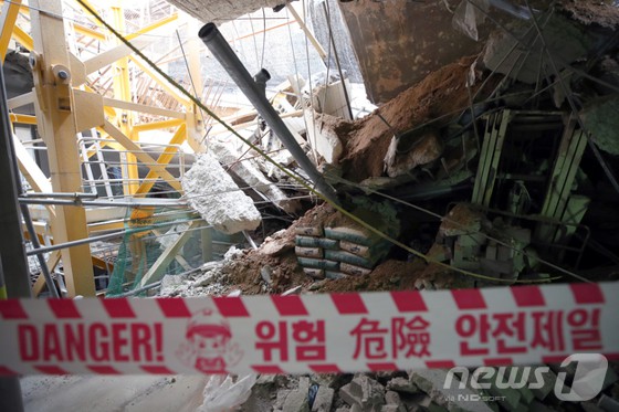 ▲지난해 4월  ​GS건설이 시공한 인천 검단 아파트 지하주차장 붕괴 현장 모습.