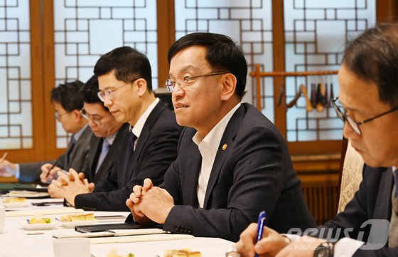 ▲최상목 경제부총리 겸 기획재정부 장관이 13일 오후 서울 종로구 정부서울청사에서 열린 역동경제 간담회에서 각계 전문가들과 '한국의 사회이동성 현황 및 대응 방향'에 대해 논의하고 있다. ⓒ기획재정부 제공