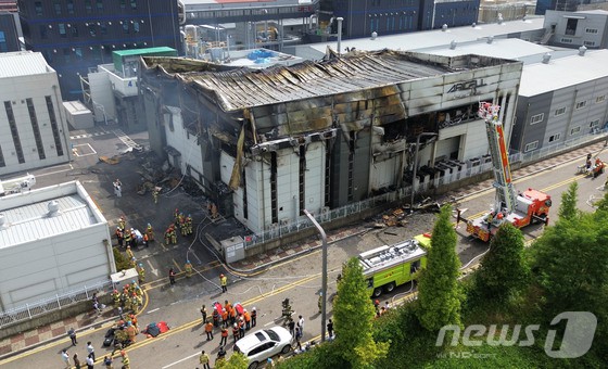 24일 경기 화성시에 위치한 일차전지 제조 공장 아리셀에서 화재가 발생, 소방대원들이 시신을 수습하고 있다. (공동취재)