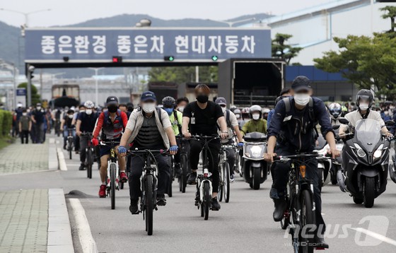 8일 오후 현대자동차 울산공장 명촌정문에서 1조 근로자들이 퇴근을 하고 있다. 이날 현대차 노조에 따르면 조합원 4만8599명을 대상으로 실시한 파업 찬반투표 결과 4만3117명이 투표해 3만5854명(재적수의 73.8%)이 찬성했다. 노조는 향후 쟁의대책위원회를 소집해 파업 돌입 여부를 논의할 계획이다.