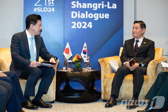 신원식 국방부 장관이 1일 싱가포르 샹그릴라 호텔에서 열린 아시아안보회의(샹그릴라 대화) 계기 한일 국방장관 회담에서 기하라 미노루 일본 방위상과 대화하고 있다.이날 회담에서는 양국은 해상에서의 함정·항공기 간 안전거리를 유지하고 유사시는 물론 평시에도 해군·해상자위대 간 소통을 강화하는 내용의 합의문을 채택했다. 양국 군사 교류·협력의 걸림돌로 꼽혀왔던 2018년 '초계기 사건' 재발 방지 대책을 5년여만에 확정한 것이다.