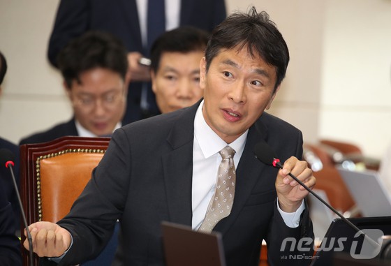 이복현 금융감독원장이 30일 오후 서울 여의도 국회에서 열린 정무위원회 전체회의에 출석해 '티몬·위메프(티메프) 사태' 관련 의원 질의에 답변하고 있다.