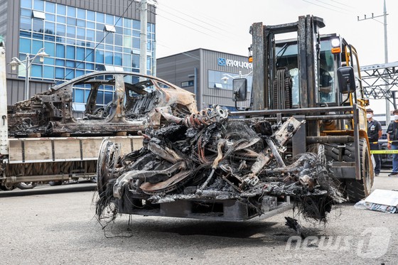 지난 8일 오전 인천 서구의 한 정비소에서 이달 1일 청라 아파트 지하주차장에서 발생한 화재로 전소된 전기차 부품이 2차 합동감식을 받기 위해 지게차에 실려 정비소 내부로 향하고 있다. 이날 합동감식이 진행된 정비소에는 벤츠 측 관계자들도 찾아와 감식을 참관했다.