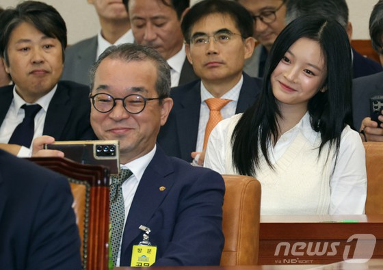 정인섭 한화오션 거제사업장 사장과 그룹 뉴진스의 하니가 지난 15일 오후 서울 여의도 국회 환경노동위원회에서 열린 경제사회노동위원회, 중앙노동위원회, 최저임금위원회 등에 대한 국정감사에 출석해 사진을 찍고 있다.