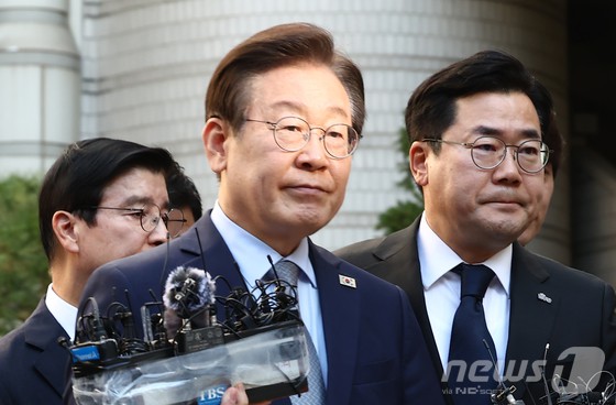 ▲이재명 더불어민주당 대표가 15일 서울 서초구 서울중앙지방법원에서 열린 '공직선거법 위반' 1심 선고 공판에서 징역 1년에 집행유예 2년을 선고받은 뒤 법정을 나서고 있다. 