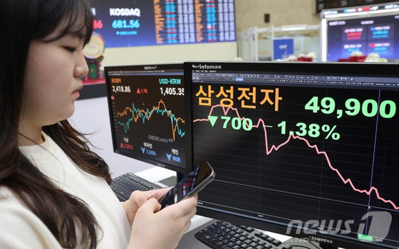 지난 14일 서울 영등포구 여의도 한국거래소에서 삼성전자 종가가 나타나고 있다. 이날 삼성전자는 전장보다 700원 내린 4만9,900원에 마감했다. 삼성전자 종가가 4만 원대로 떨어진 것은 2020년 6월 15일 이후 처음이다.