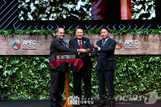 윤석열 대통령과 2025 경주 아시아태평양경제협력체(APEC) CEO 서밋 의장을 맡게 되는 최태원 대한상공회의소 회장이 15일(현지시간) 페루 리마 국립대극장에서 열린 APEC CEO 서밋에서 페르난도 자발라 의장으로부터 의사봉을 인수하고 있다. 
