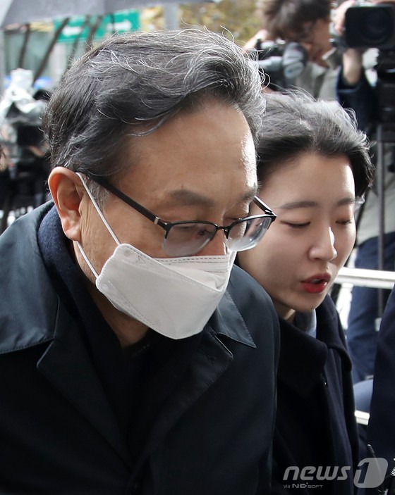 '친인척 부당대출' 의혹을 받는 손태승 전 우리금융지주 회장이 26일 오후 서울 양천구 남부지법에서 열린 구속 전 피의자 심문(영장실질심사)에 출석하고 있다.