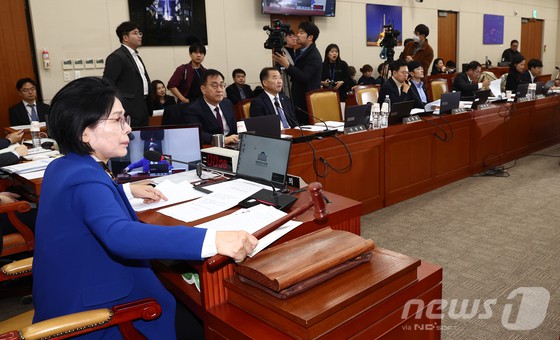 최민희 과학기술정보방송통신위원장이 26일 오전 서울 여의도 국회에서 열린 과학기술정보방송통신위원회 제17차 전체회의에서 인공지능(AI) 관련 법안들을 가결하고 있다.