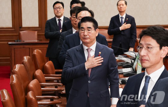김용현 국방부 장관(오른쪽 두번째)이 지난 3일 서울 종로구 정부서울청사에서 열린 국무회의에 참석해 국민의례를 하는 모습. 국방부에 따르면 김용현 장관은 이날 밤 전군 주요 지휘관 회의를 개최해 이처럼 지시했다. 김 장관은 윤 대통령에게 직접 계엄을 건의했다. 계엄 선포를 위해선 형식상 국방부 장관이 대통령에게 건의하게 돼있는 것으로 전해진다.