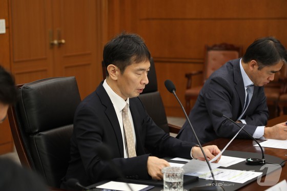 이복현 금융감독원장이 5일 서울 은행연합회관에서 '금융상황 점검회의'를 주재하고 있다.
