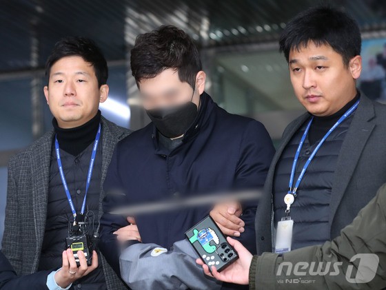 '아로와나토큰 비자금 조성 의혹'을 받고 있는 김상철 한글과컴퓨터(한컴) 회장의 아들 김모씨가 지난해 12월 13일 오전 경기 수원시 영통구 수원남부경찰서에서 검찰로 송치되고 있다.