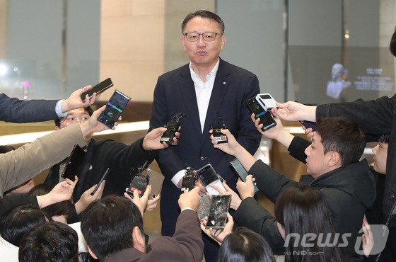 정진완 우리은행장 후보가 12월 2일 오전 서울 중구 소공로 우리은행 본점으로 출근하며 취재진의 질문에 답하고 있다.