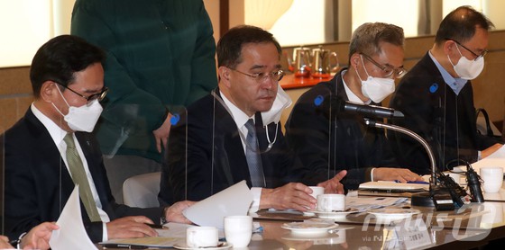 이찬우 전 금융감독원 수석 부원장(가운데) 마스크를 내리고 발언하고 있다. 