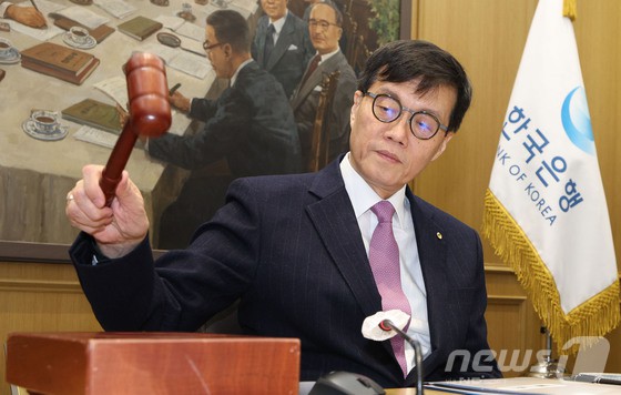이창용 한국은행 총재가 16일 오전 서울 중구 한국은행에서 열린 금융통화위원회에서 의사봉을 두드리고 있다. 