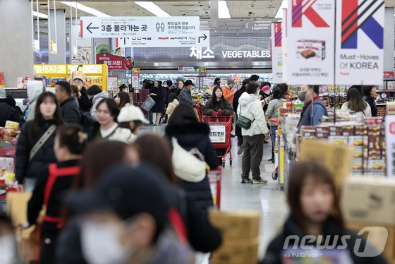 서울 시내 한 대형마트에서 시민들이 장을 보고 있다.