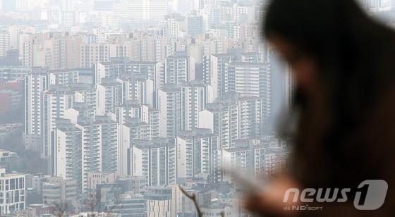 지난달 전국 아파트 평균 분양가가 처음으로 3.3㎡(평)당 3000만원을 넘어선 것으로 집계됐다.12일 부동산R114 자료에 따르면 지난달 전국 아파트 평균 분양가는 3.3㎡당 3120만원을 기록했다. 전국의 3.3㎡당 평균 분양가가 3천만원을 넘어선 것은 처음으로, 이전 최고치인 지난해 8월의 2474만원보다 600만원 이상 오른 수준이다.사진은 이날 서울 남산에서 바라본 아파트 단지 모습.