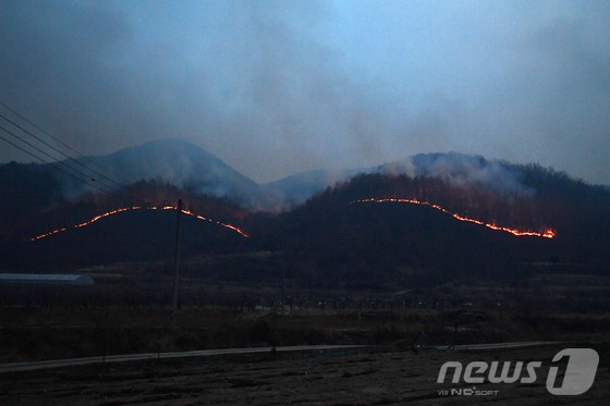 경북 의성 산불 이틀째인 23일 오후 안평면 산에서 야간진화작업이 진행되고 있다.