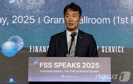 이복현 금융감독원장이 27일 서울 여의도 한국경제인협회 콘퍼런스센터에서 열린 외국계 금융회사 대상 행사인 금감원 SPEAKS 2025에서 개회사를 하고 있다.