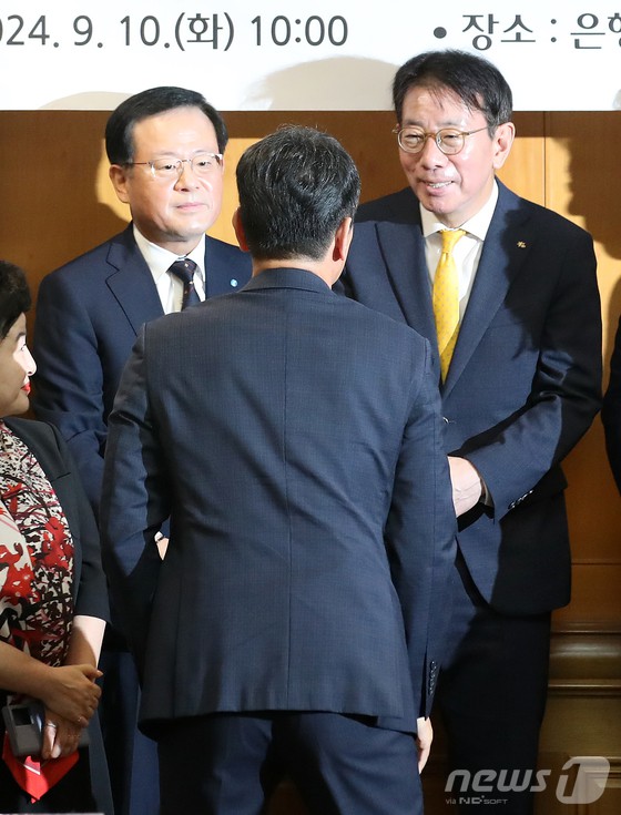 이복현 금융감독원장이 10일 오전 서울 중구 은행회괸에서 열린 금융감독원장-은행장 간담회에서 조병규 우리은행장을 비롯한 참석자들과 인사하고 있다.