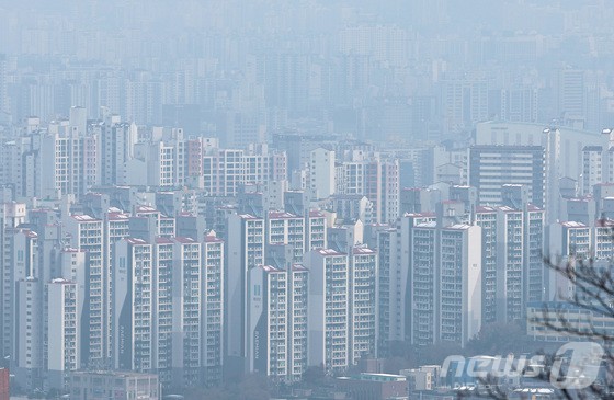 정부의 대출규제 여파로 매수심리가 얼어붙으면서 서울 아파트 거래가 3개월 연속 감소했다.