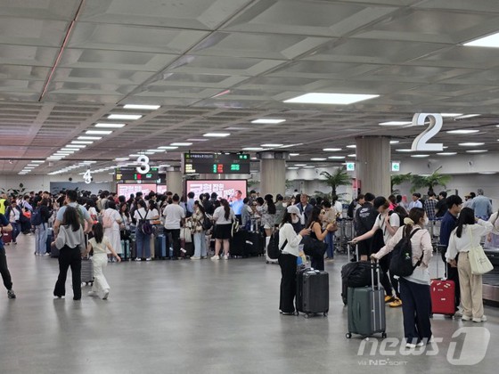 제주국제공항 여행객들 모습.