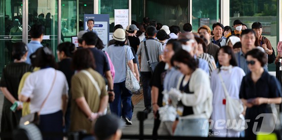 넷플릭스 애니메이션 영화 '케이팝 데몬 헌터스' 등 우리의 국가유산을 소재로 한 콘텐츠들이 전 세계적으로 인기를 얻고 있는 가운데, 서울 용산구 국립중앙박물관 전시실 앞에서 관람객들이 줄을 서 입장을 기다리고 있다. 